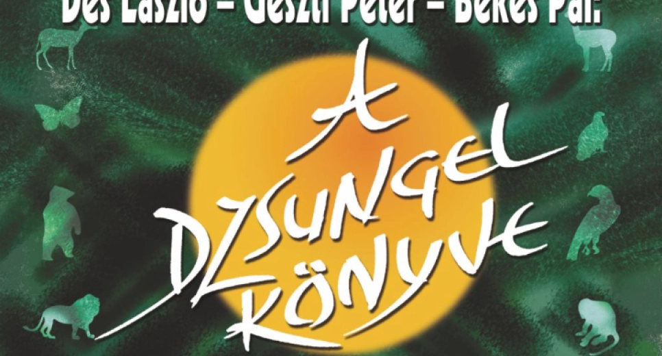 A dzsungel könyve című előadás a Balaton partján, színes állatokkal díszítve.